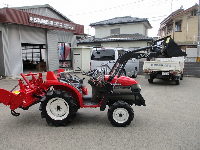 【中古トラクター】　ローダー付き