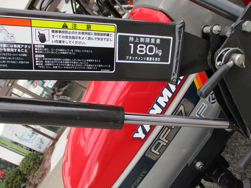 【中古トラクター】　ローダー付き