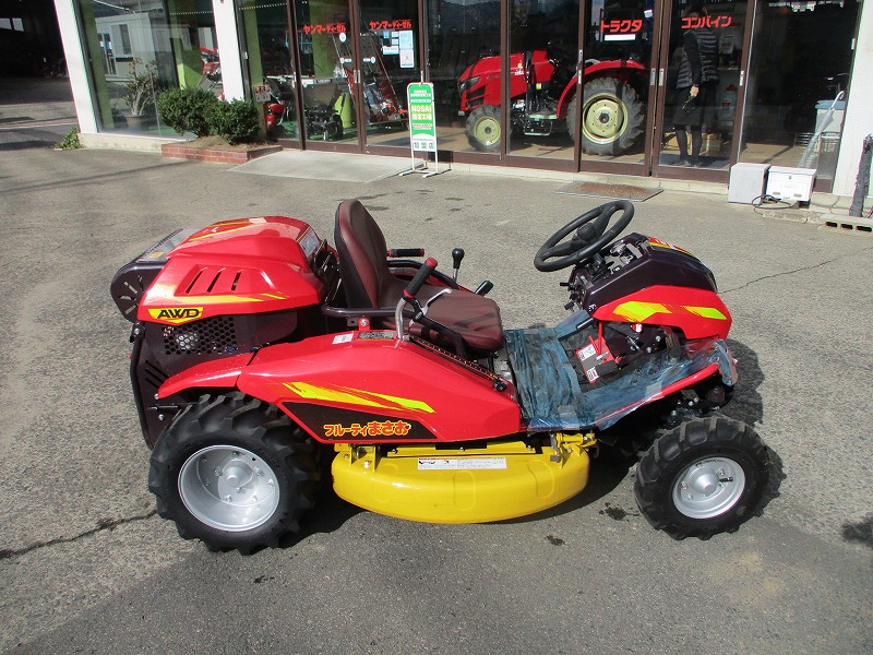 中古乗用草刈機  (実演機）